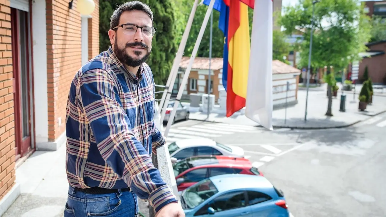 El alcalde de Azuqueca de Henares (Guadalajara), Miguel Óscar Aparicio, posa en el balcón del Consistorio - EP/Rafael Martín