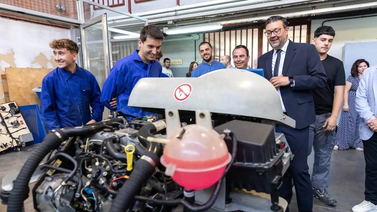 El consejero de Educación, Cultura y Deportes de Castilla-La Mancha, Amador Pastor, durante la visita el Centro Integrado de Formación Profesional Nº1 de Toledo