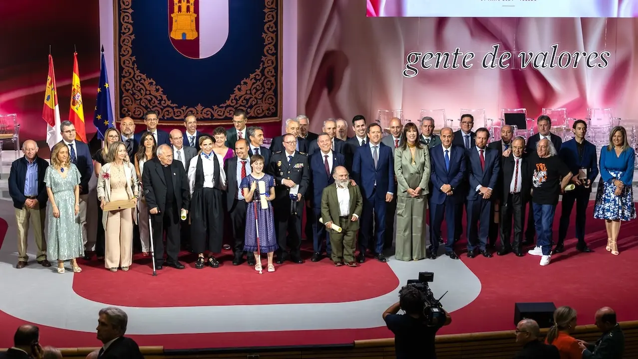 El presidente de Castilla-La Mancha, Emiliano García-Page (c), posa con los premiados durante el acto institucional del Día de de la Región celebrado este año 2024 en la ciudad de Toledo - EFE/Ángeles Visdómine - Día de Castilla-La Mancha