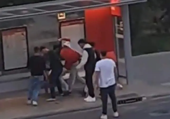 VIDEO. Apalean a un joven y lo abandonan herido grave en una parada de autobús