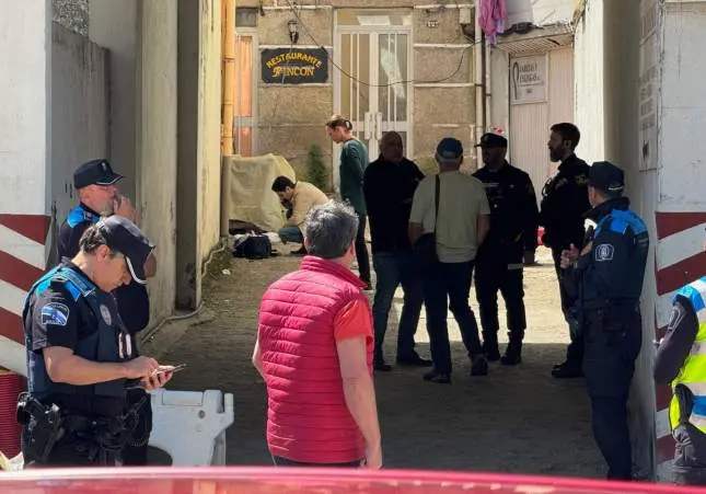Muere un bombero al caerle encima una pared de la casa que estaban inspeccionando