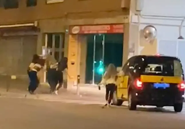 VIDEO. 4 chicas agreden brutalmente a golpes a un taxista y le destrozan el taxi