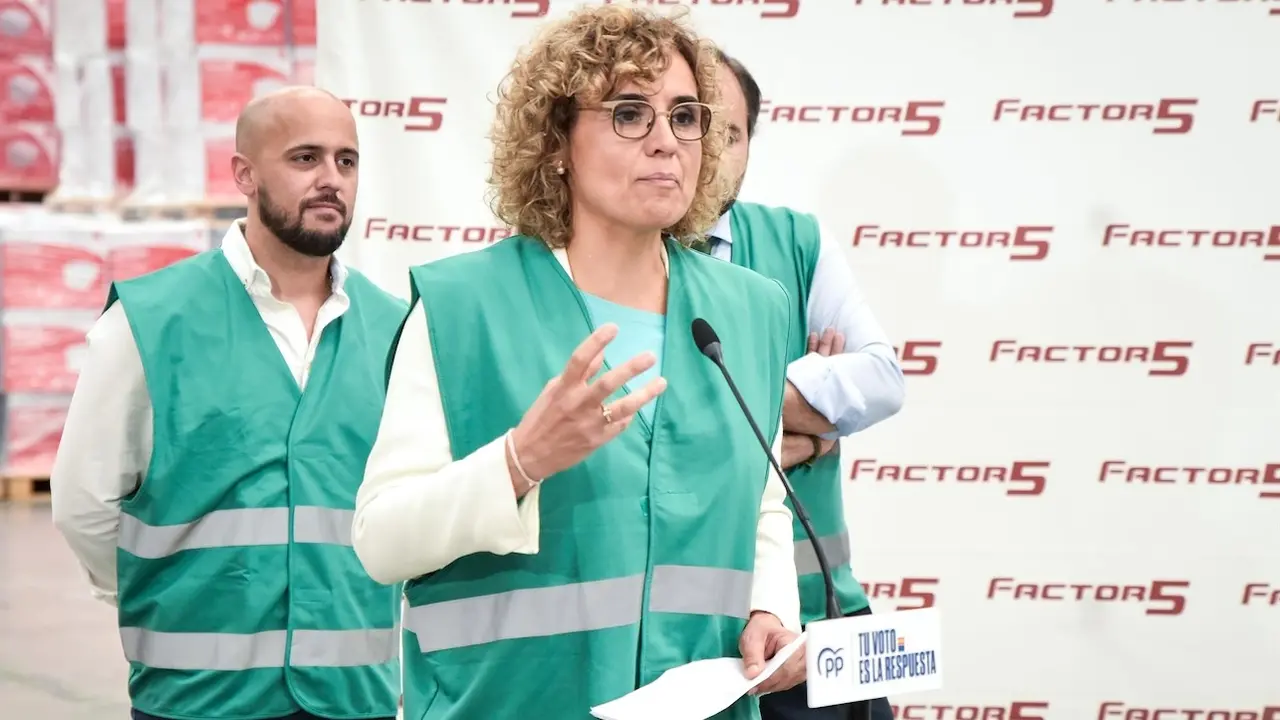 La candidata a las elecciones europeas por el PP, Dolors Montserrat, durante la visita que ha realizado este lunes a una empresa de logística en Azuqueca de Henares (Guadalajara)