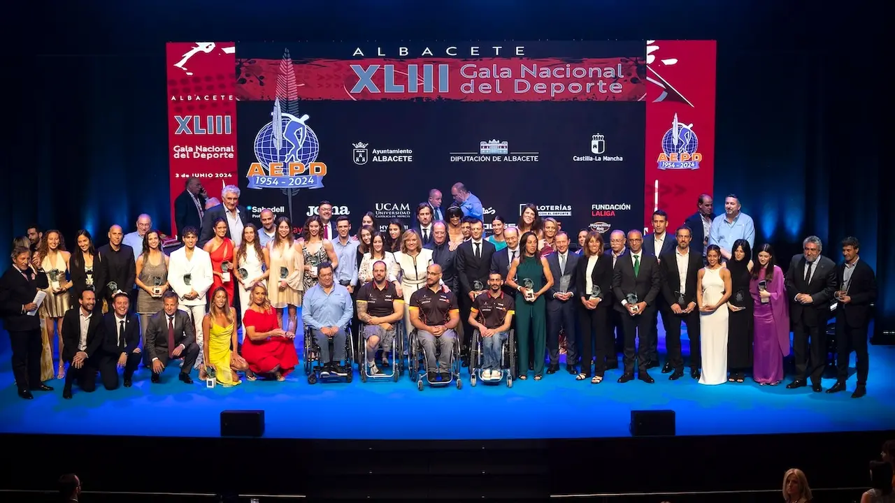 Foto de familia con los premiados y la ministra de Educación y Formación Profesional Pilar Alegría, en la XLIII Gala Nacional del Deporte, este lunes en Albacete - EFE/ Manu