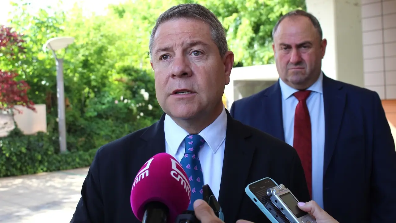 El presidente de Castilla-La Mancha, Emiliano García-Page, atendiendo a los medios de comunicación en Rumanía antes de asistir a la XXX Sesión Plenaria de la Asamblea de Regiones Europeas Vitícolas (AREV)