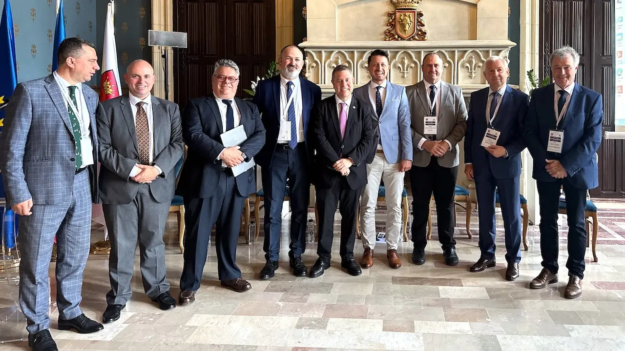 El presidente de Castilla-La Mancha, Emiliano García-Page, interviene, en Iasi, en la sesión plenaria de la AREV que se celebra en el Palacio de Cultura de Iasi, en Bulevardul Ștefan cel Mare și Sfânt 1