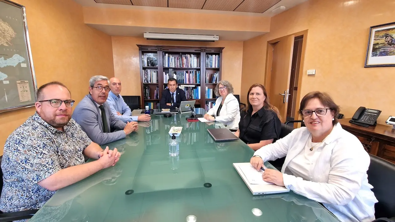 La consejera de Desarrollo Sostenible, Mercedes Gómez, durante la reunión con el presidente de la Confederación Hidrográfica del Tajo (CHT), Antonio Yáñez
