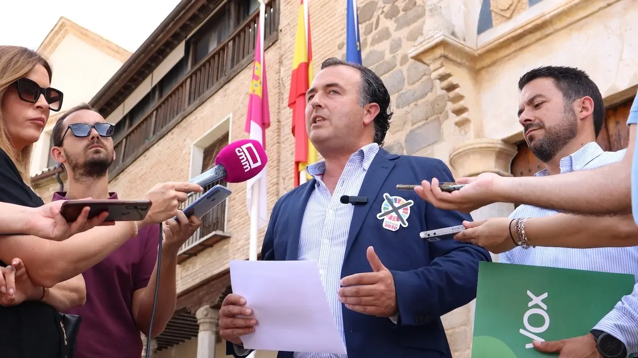 El presidente del Grupo Parlamentario Vox en las Cortes de Castilla-La Mancha, David Moreno, junto al portavoz parlamentario, Iván Sánchez