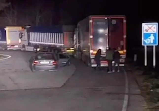 VIDEO. Coches BMW robados y extintores para no ser pillados: así asaltan a camioneros