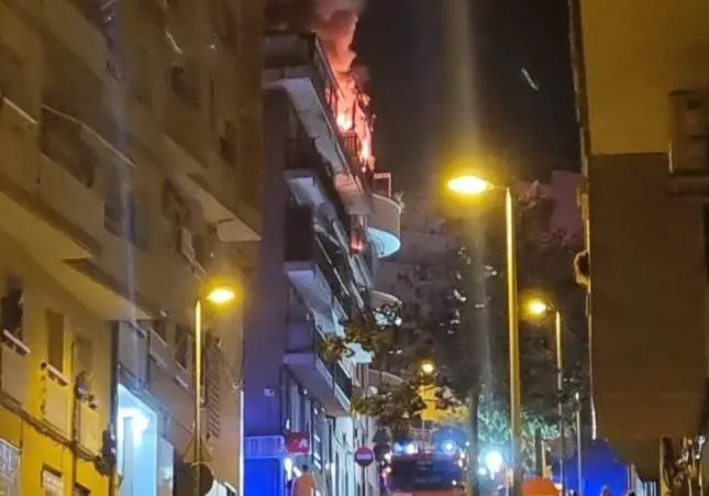 VIDEO. Muere un hombre atrapado entre las llamas del incendio originado en su piso