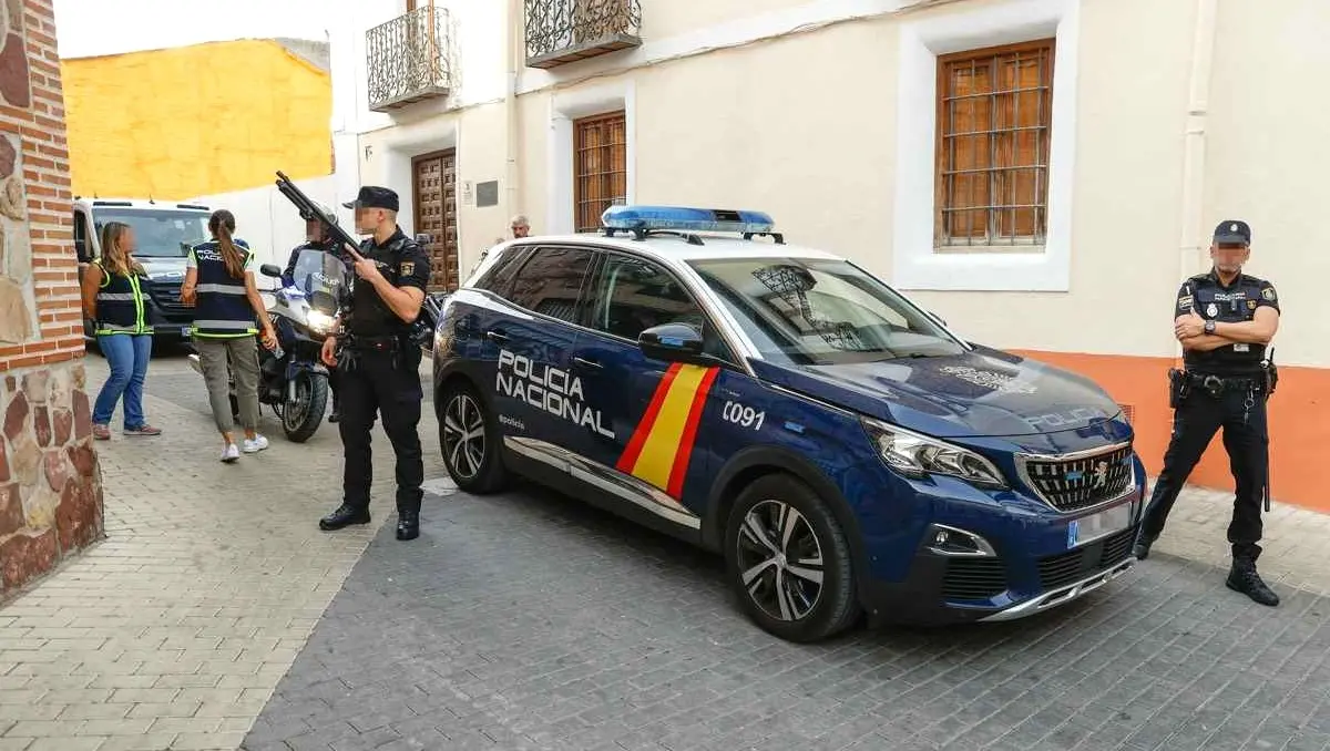 Agentes de la Policía Nacional custodian este viernes la entrada al juzgado de Illescas (Toledo) donde han sido llamados a declarar dos de los supuestos autores del asesinato a tiros en Madrid de Borja Villacís - EFE/ Ismael Herrero