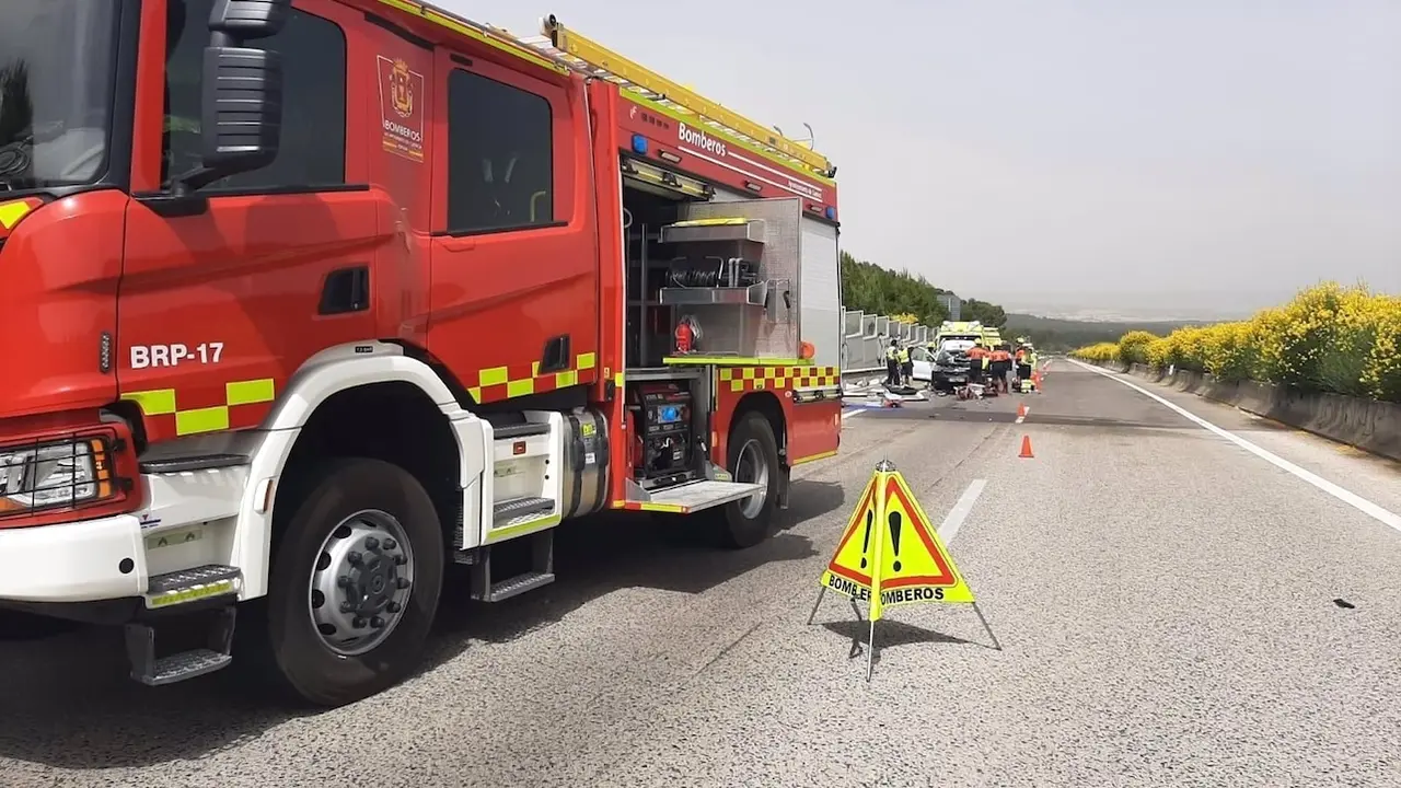 Bombero rescatan a un joven de 30 años atrapado en su coche tras chocar con un camión en la A-40 en Jábaga (Cuenca)