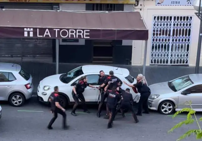 VIDEO. Apalea a un hombre con un bate de béisbol y ataca a los policías al detenerlo
