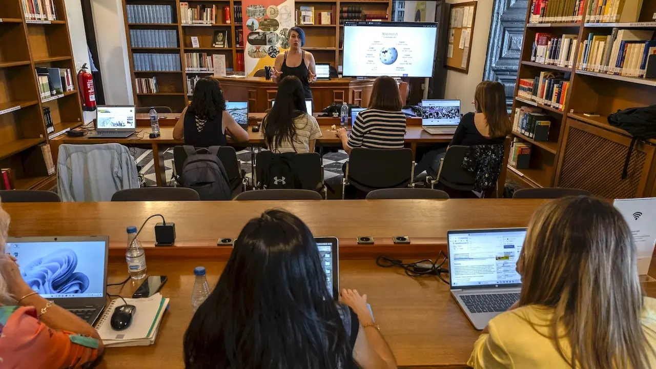 El Archivo Histórico de la Nobleza ha acogido este sábado una 'editatona', una maratón de edición para crear contenido en Wikipedia con perspectiva de género, es decir, sobre mujeres de las que no hay rastro o es muy escaso: en esta ocasión se ha centrado en una decena de mujeres de la nobleza - EFE/Ángeles Visdómine