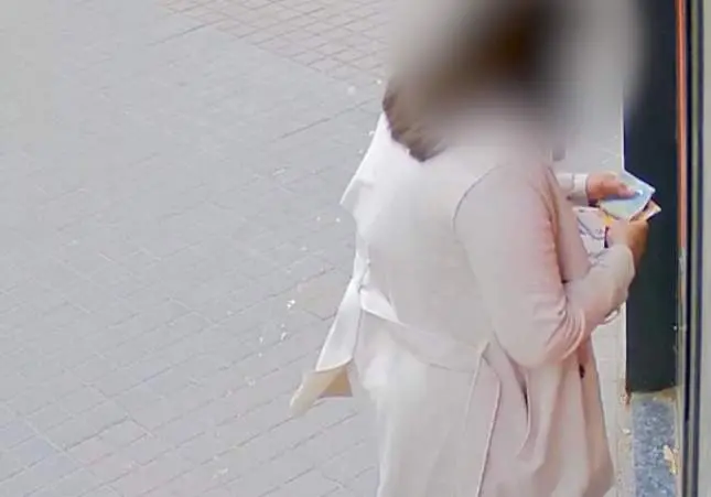 VIDEO. Engaña a la abuela que cuida y le roba las tarjetas y más de 60.000 euros
