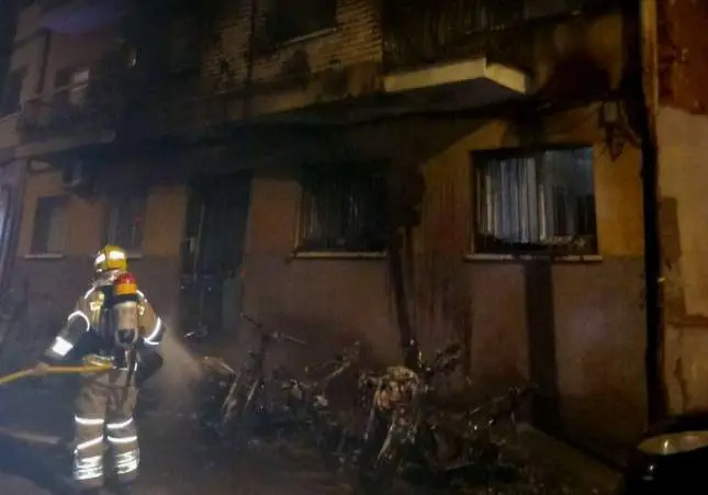 El pueblo en llamas: incendios provocados en minutos queman fachadas y 20 coches