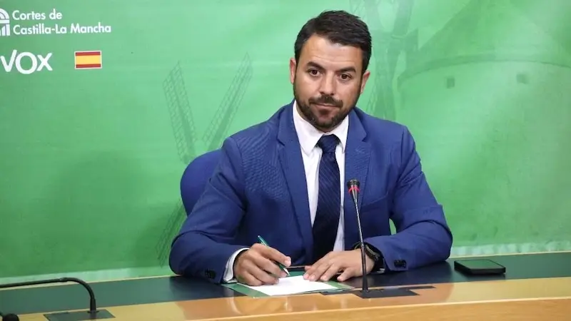 El portavoz de Vox en las Cortes de Castilla-La Mancha, Iván Sánchez, durante la rueda de prensa que ha ofrecido en el Parlamento
