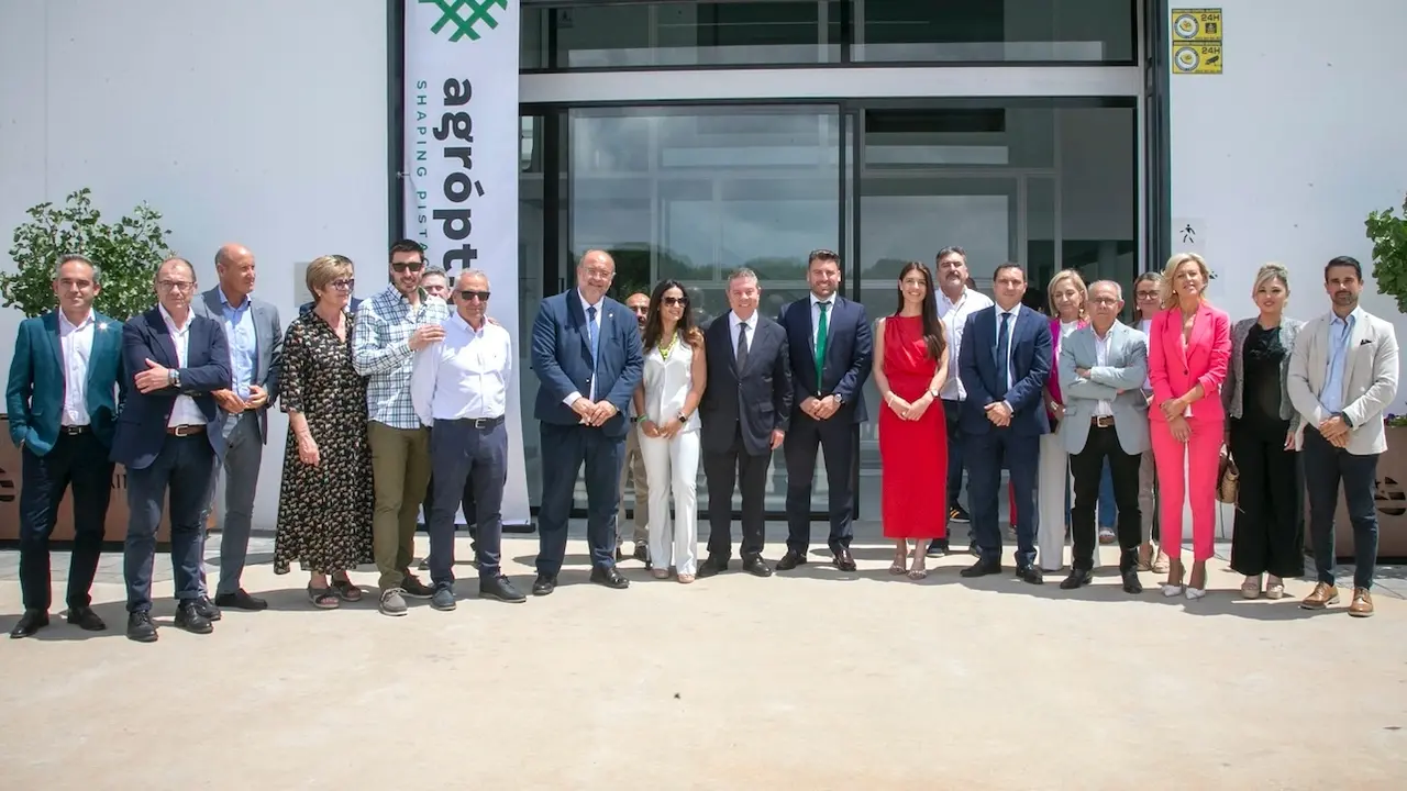 El presidente de Castilla-La Mancha, Emiliano García-Page, ha inaugurado en Villanueva de la Jara (Cuenca), las nuevas instalaciones de la empresa Agroptimum