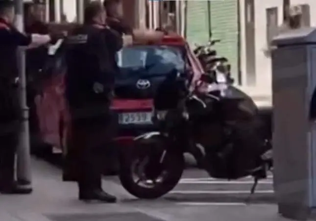 VIDEO. Los Policías neutralizan a tiros a un hombre con un cuchillo en una calle