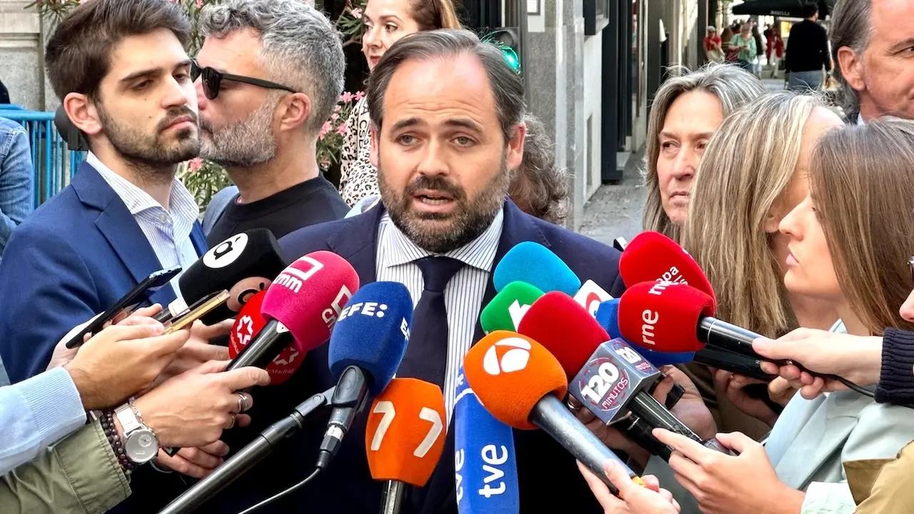 El presidente del PP de Castilla-La Mancha, Paco Núñez, atendiendo a los medios de comunicación este martes a las puertas de Génova