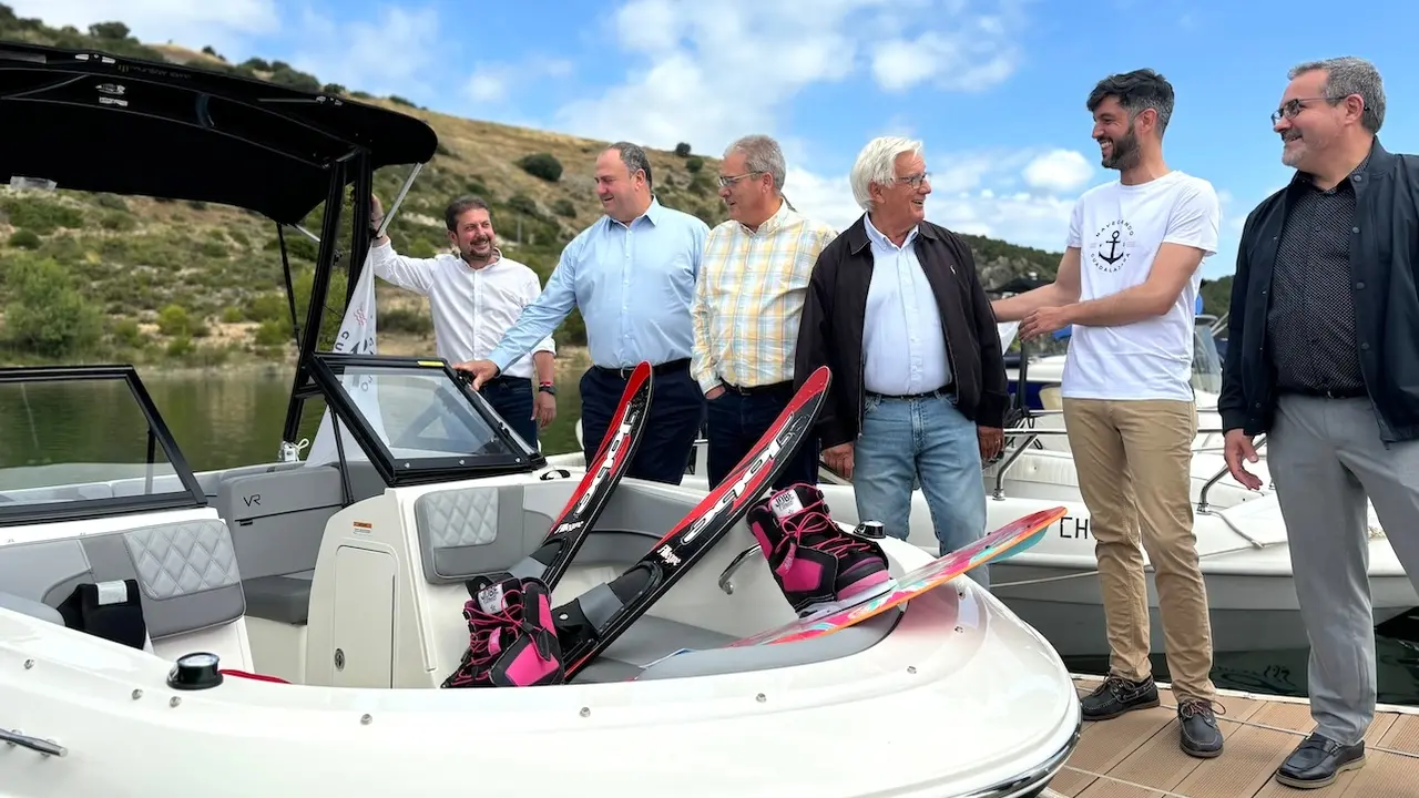 El consejero de Agricultura, Ganadería y Desarrollo Rural, Julián Martínez Lizán, ha visitado dos proyectos de desarrollo rural en la localidad de Sacedón (Guadalajara)