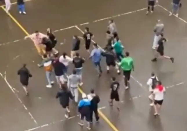 En estado crítico un árbitro de fútbol: apuñalado por la espalda durante un partido