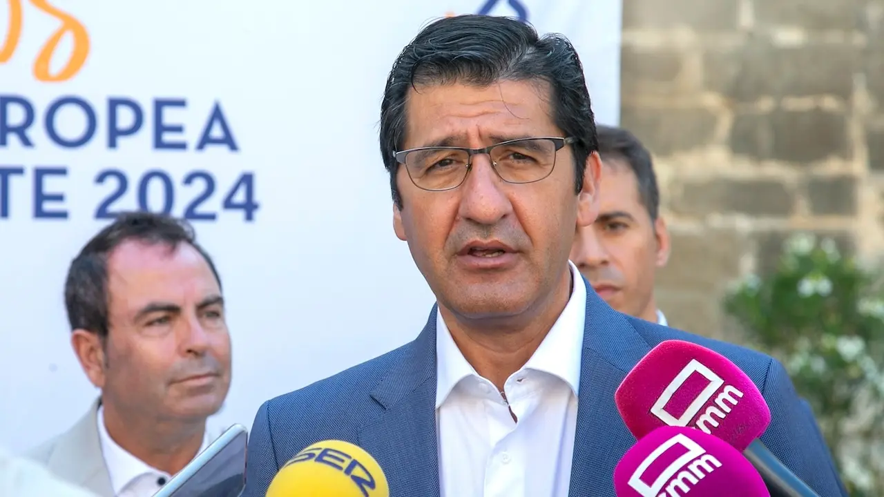 El vicepresidente segundo del Gobierno de Castilla-La Mancha, José Manuel Caballero, atendiendo a los medios de comunicación este jueves en Toledo