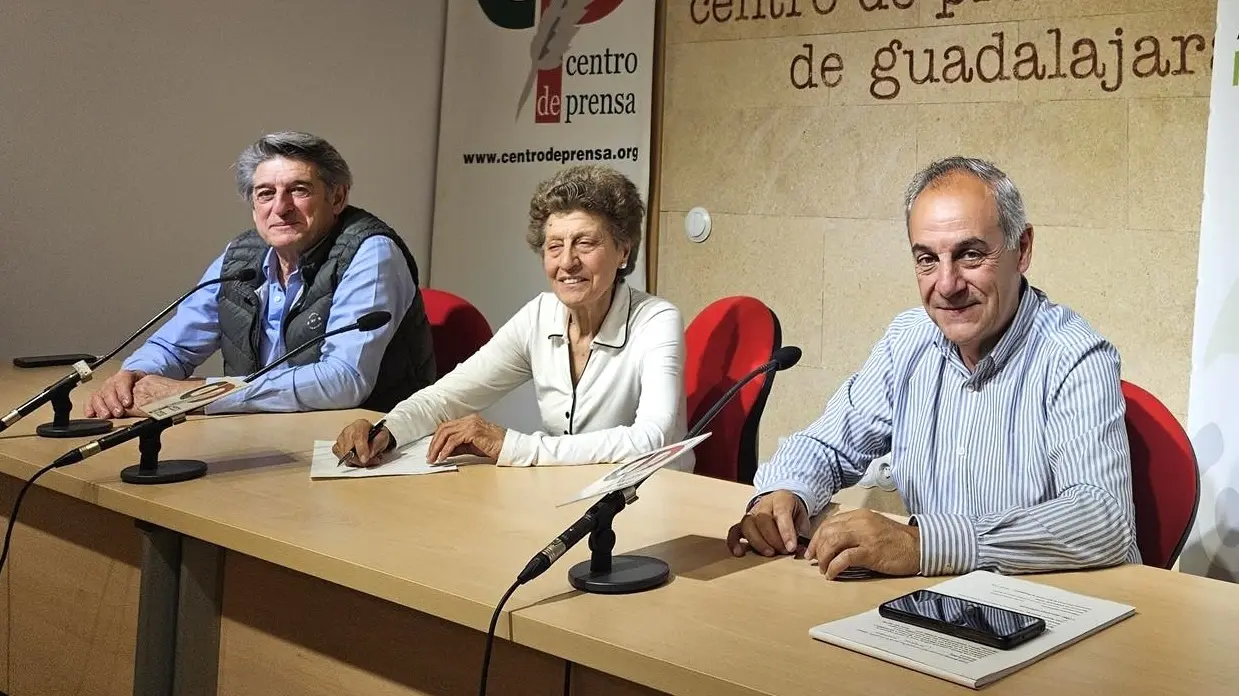 María Angeles Merino Ramos, presidenta de la Asociación Pueblos con Futuro; Mario González Somoano, vicepresidente; y José Luis Gallo, tesorero
