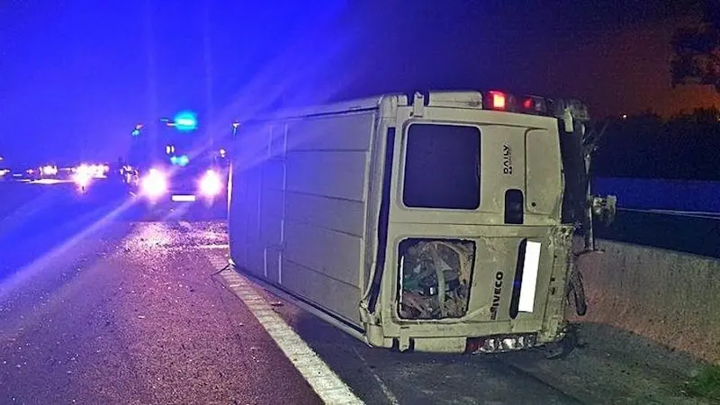 Imagen de archivo de un accidente de tráfico con una furgoneta volcada