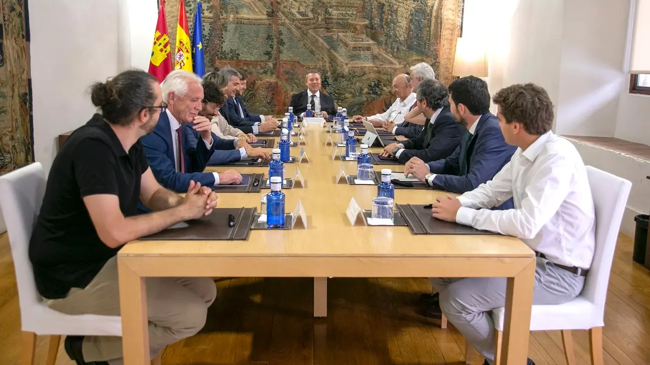 El presidente de Castilla-La Mancha, Emiliano García-Page, se ha reunido en el Palacio de Fuensalida de Toledo, con los promotores del proyecto ´Parquijote´ de Seseña (Toledo)