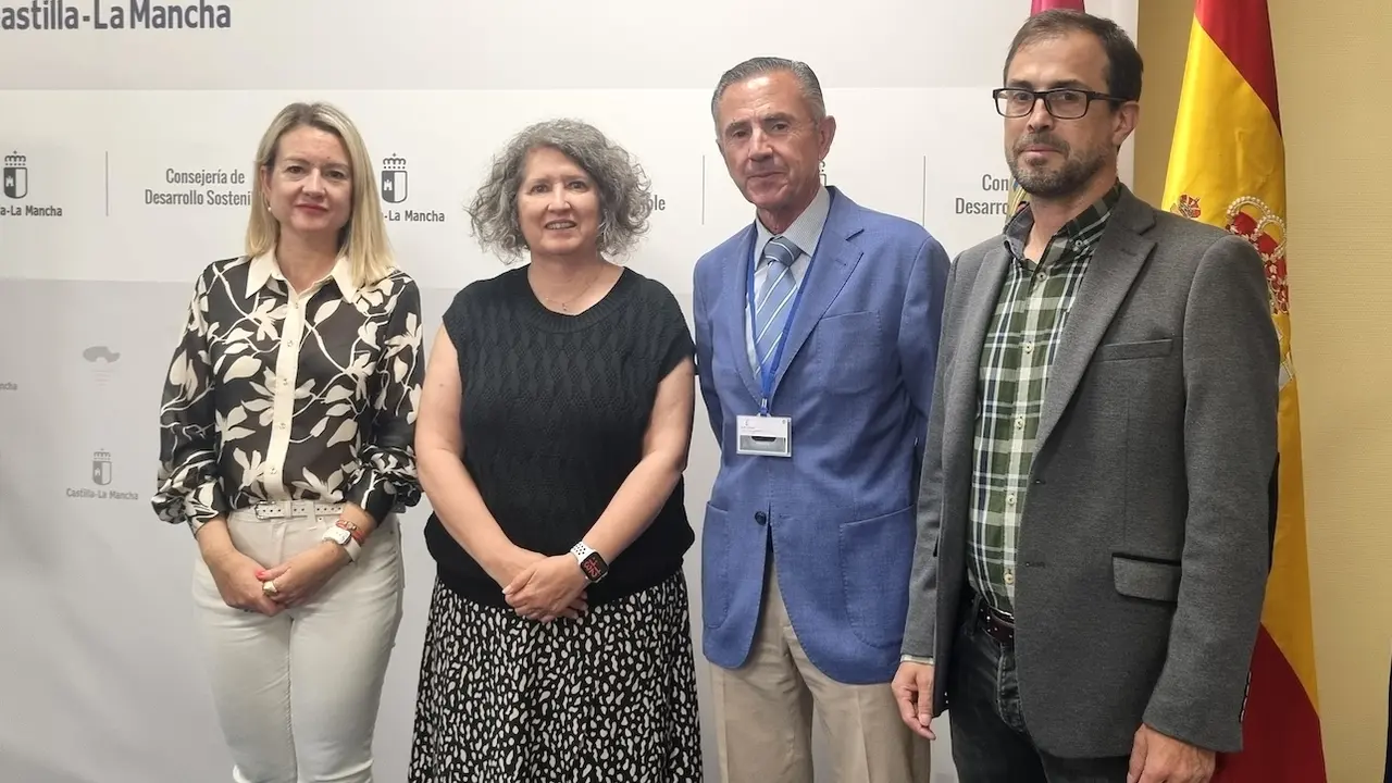 La consejera de Desarrollo Sostenible de Castilla-La Mancha, Mercedes Gómez, durante la reunión que ha mantenido con el presidente de la Junta Central de Regantes de La Mancha Oriental, Julián García