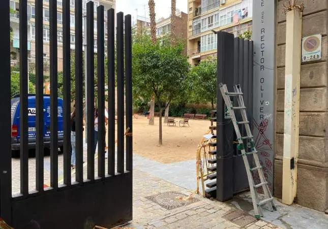 Una puerta de hierro aplasta a dos niñas de 8 y 10 años en un parque: están graves