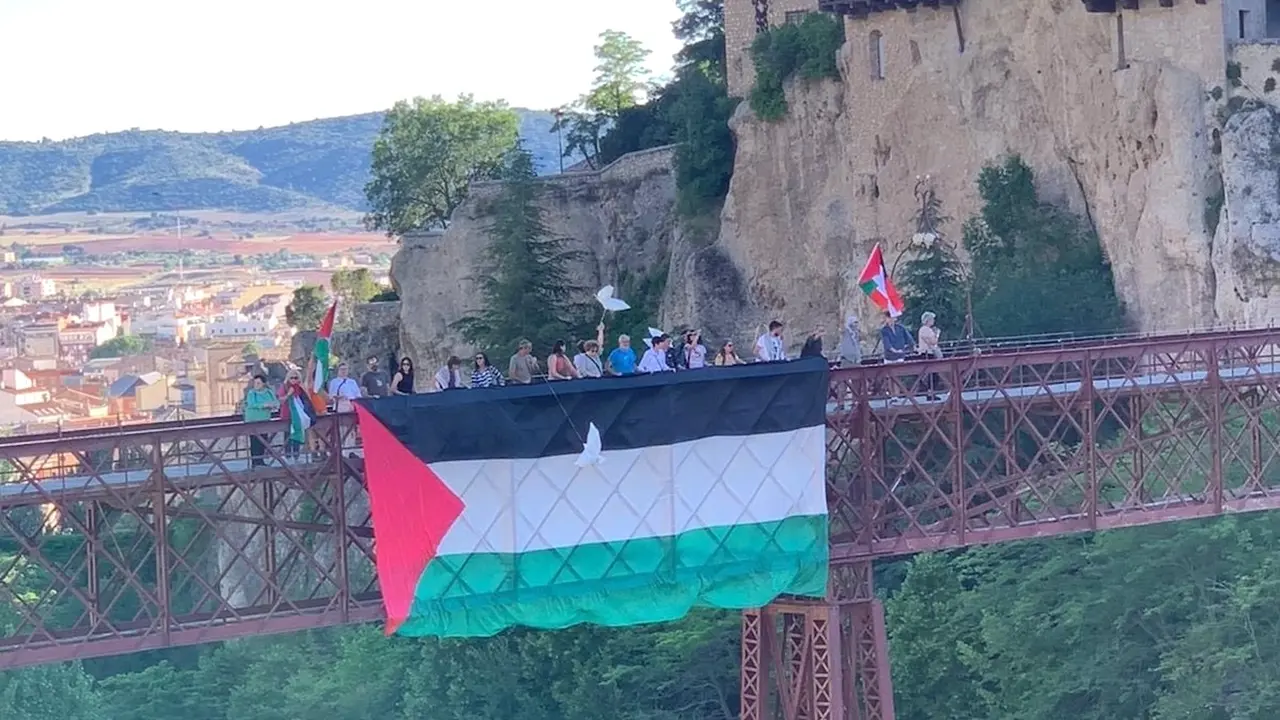 Despliegan una gran bandera de Palestina en el puente de San Pablo de Cuenca - EP/Jesús Huerta