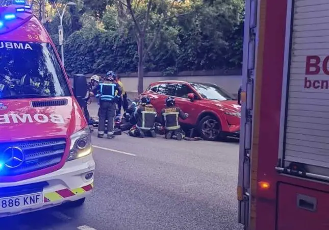 Muere un motorista tras quedar atrapado debajo de un coche aparcado en la calle