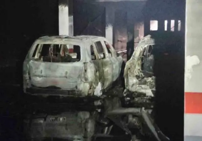 Detenido por pagar para que quemaran el coche de su cuñado: una mujer fallecida