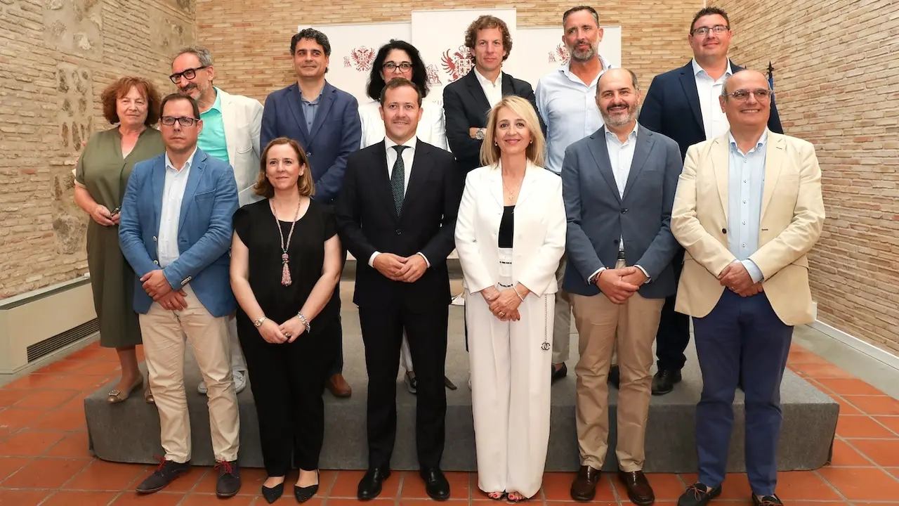 El alcalde de Toledo, Carlos Velázquez, acompañado de su equipo de Gobierno, durante la rueda de prensa que ha ofrecido para hacer balance de su primer año de gestión