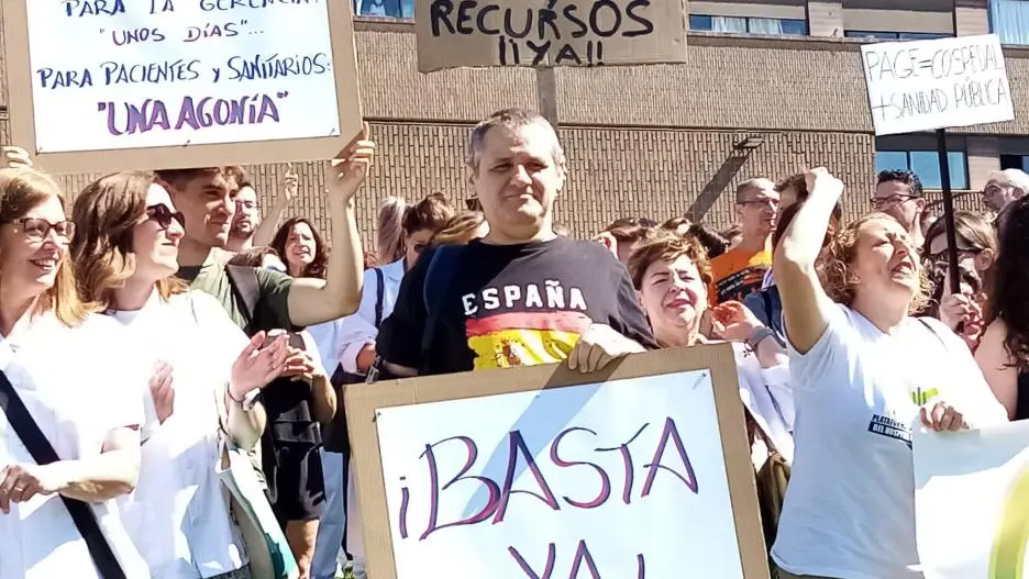 Medio millar de trabajadores del Hospital Albacete protestan por la situación "insostenible" - Fotografía: CMM