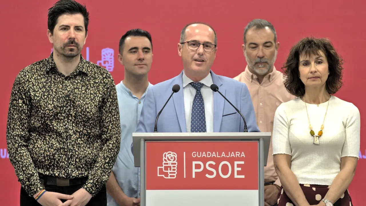 El concejal del Grupo Municipal Socialista y ex alcalde de Guadalajara, Alberto Rojo, ha valorado en rueda de prensa junto a concejales del PSOE el primera año de Gobierno de PP-Vox en la capital
