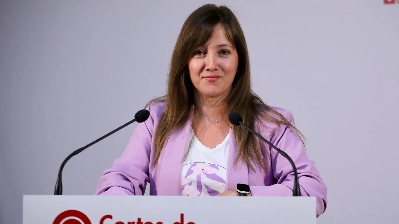La secretaria de la Mesa de las Cortes de Castilla-La Mancha y diputada regional del PP, Tania Andicoberry, durante la rueda de prensa que ha ofrecido en el Parlamento