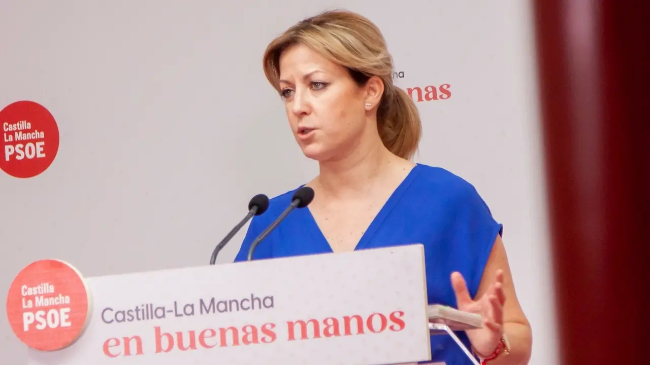 La portavoz del PSOE en las Cortes de Castilla-La Mancha, Ana Isabel Abengózar, durante la rueda de prensa que ha ofrecido en la sede de los socialistas en Toledo