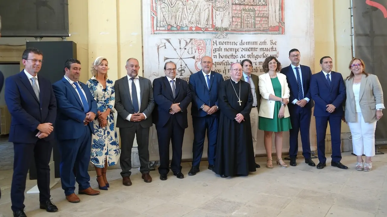 Multitud de personas acuden contemplan en Uclés el Tumbo Menor de Castilla