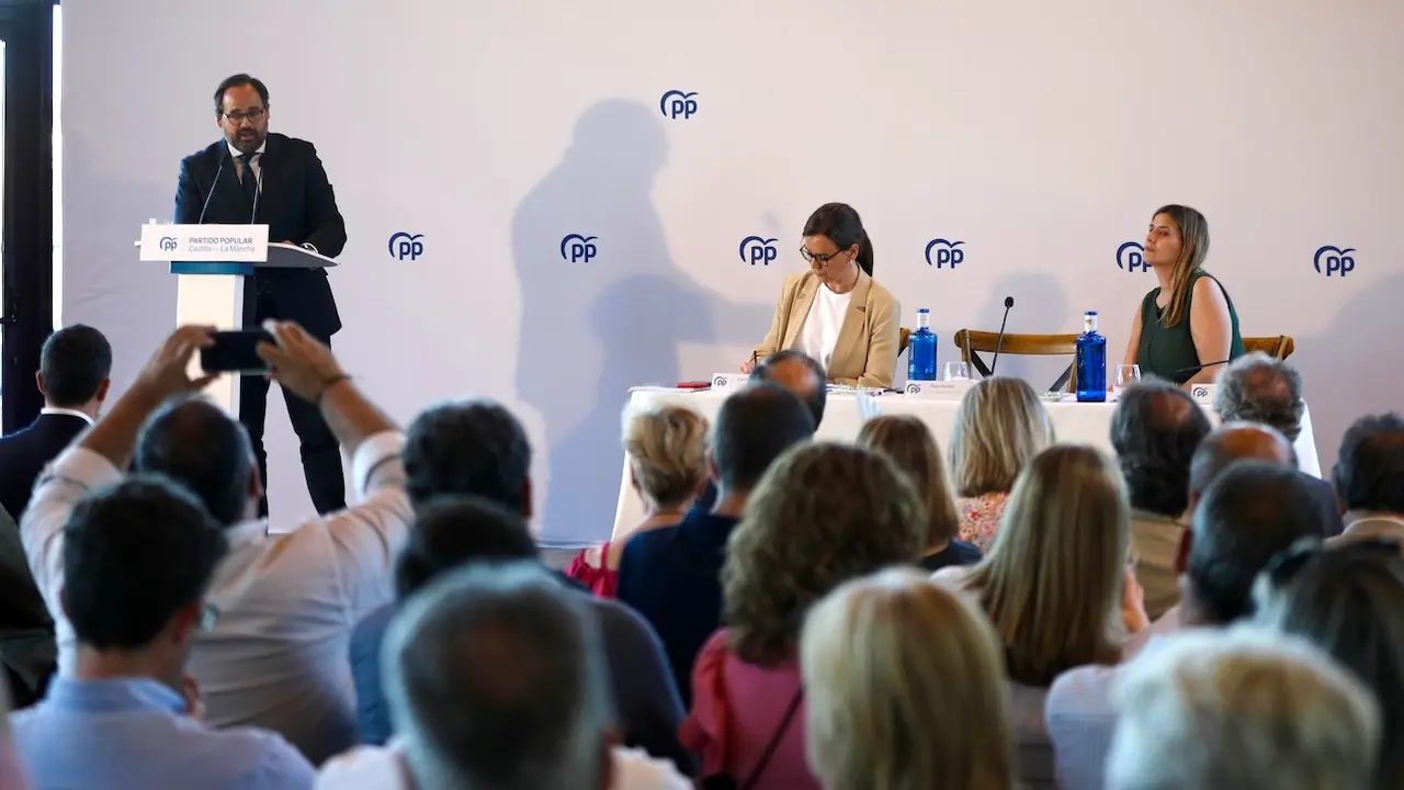 El presidente del PP de Castilla-La Mancha, Paco Núñez, durante su intervención en la Junta Directiva del partido celebrada este lunes en Toledo