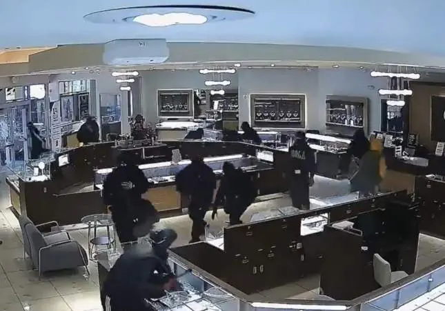 VIDEO. Una banda de ladrones saquea una joyería en minutos en un robo de película
