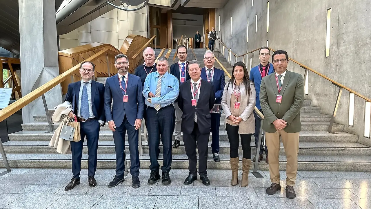 El presidente de Castilla-La Mancha, Emiliano García-Page, se reúne, en el Parlamento de Escocia, en Edimburgo, con un grupo de parlamentarios vinculados a las políticas sociales