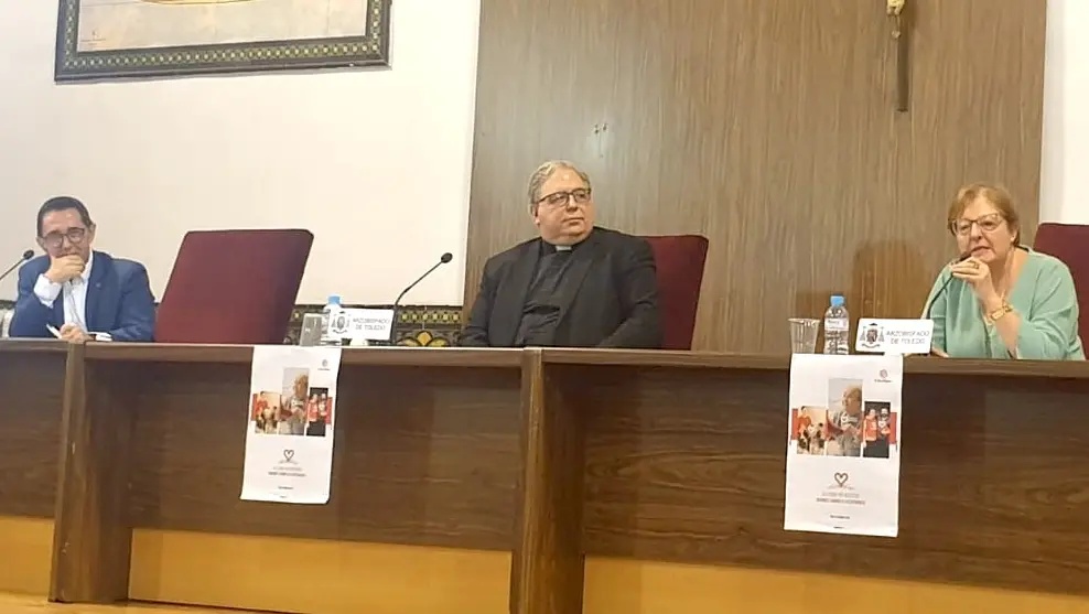 El administrador diocesano de Albacete, Julián Ros, la presidenta de Cáritas Regional, Rosa García, y el coordinador regional de la organización, Amador Casquero, en la presentación de la Memoria de 2023 de Cáritas Castilla-La Mancha