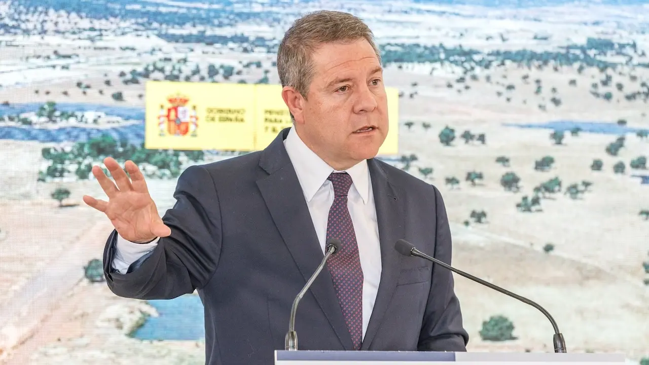 El presidente de Castilla-La Mancha, Emiliano García-Page, ha presidido en Puertollano (Ciudad Real), el acto de colocación de la primera piedra del Polígono ‘La Nava’ III fase II