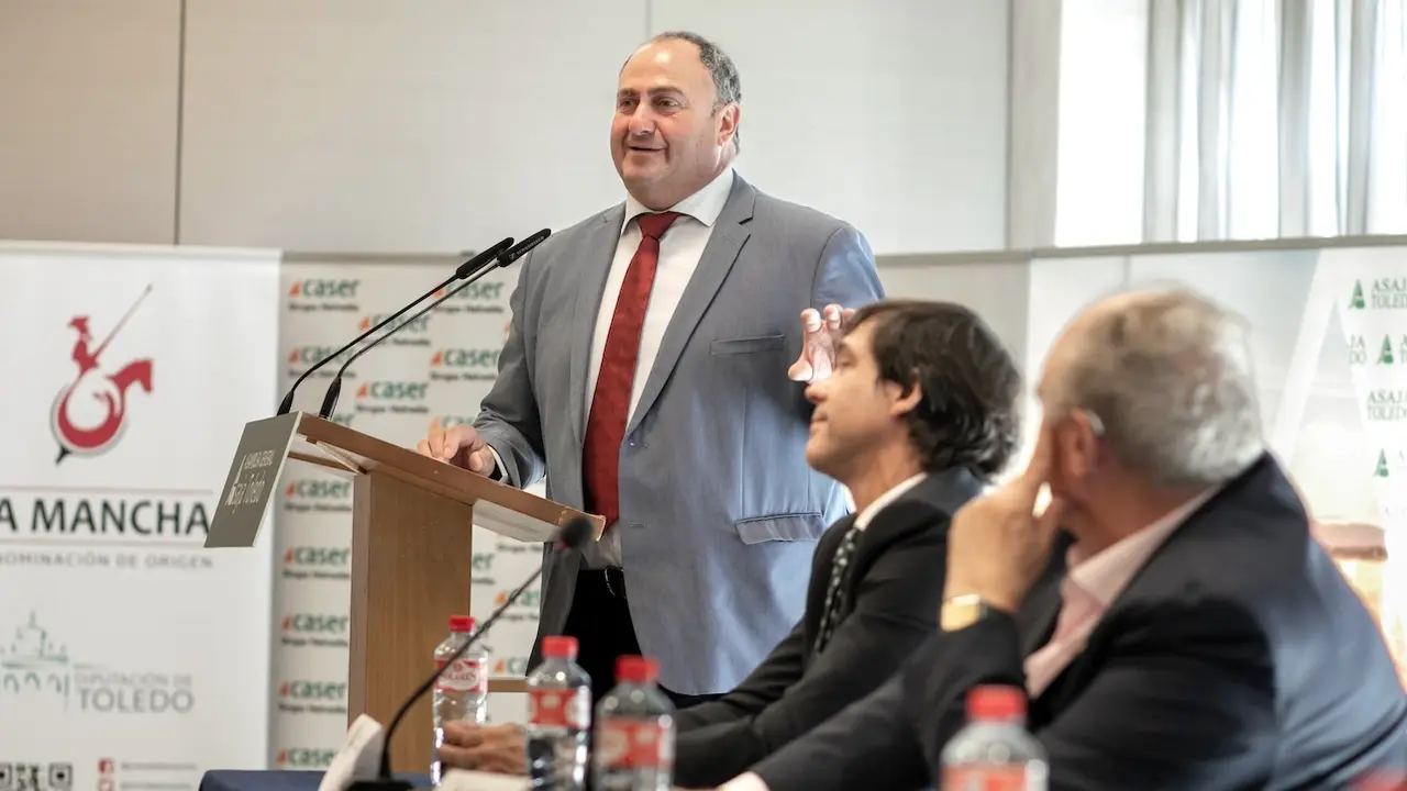 El consejero de Agricultura, Ganadería y Desarrollo Rural, Julián Martínez Lizán, ha asistido a la apertura de la Asamblea General Ordinaria de ASAJA Toledo celebrada en la capital regional