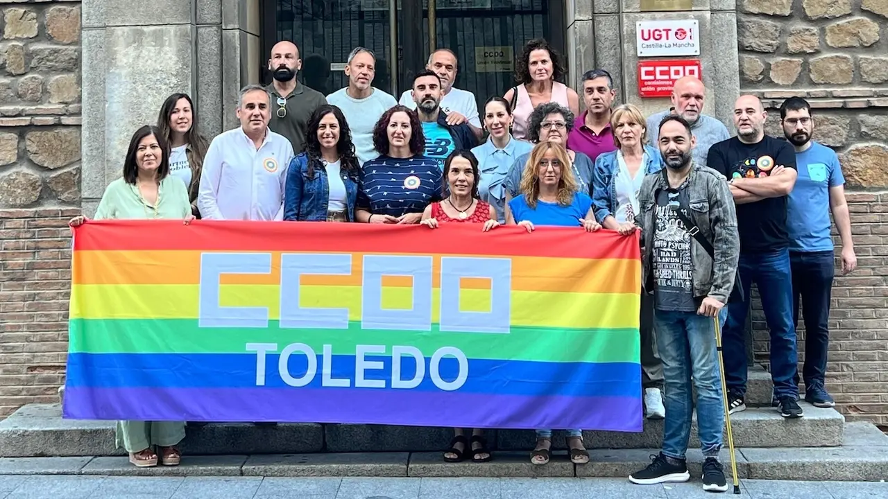 CCOO coloca la bandera arcoíris en su sede de Toledo para reivindicar el Orgullo