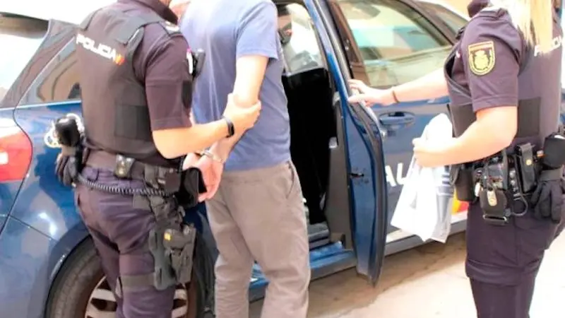 Imagen de archivo de agentes de la Policía Nacional junto a un detenido en una operación