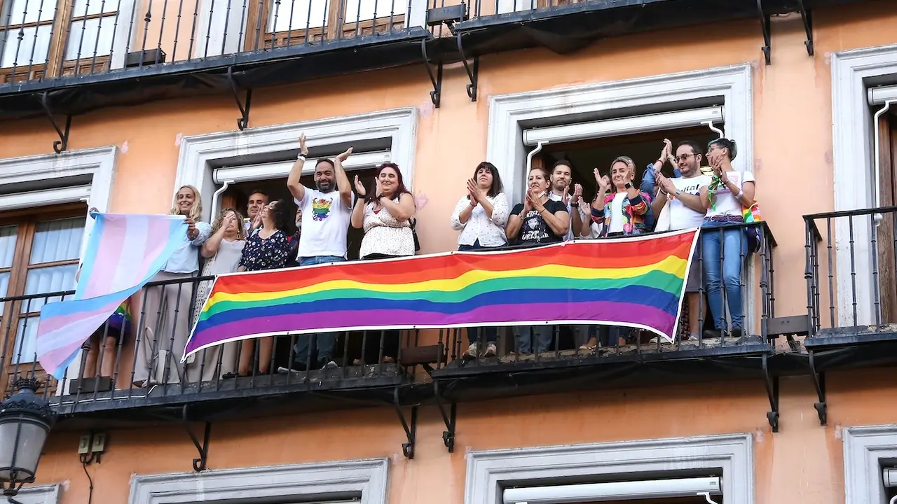 Despliegan la bandera LGTBI en la Delegación del Gobierno en Castilla-La Mancha